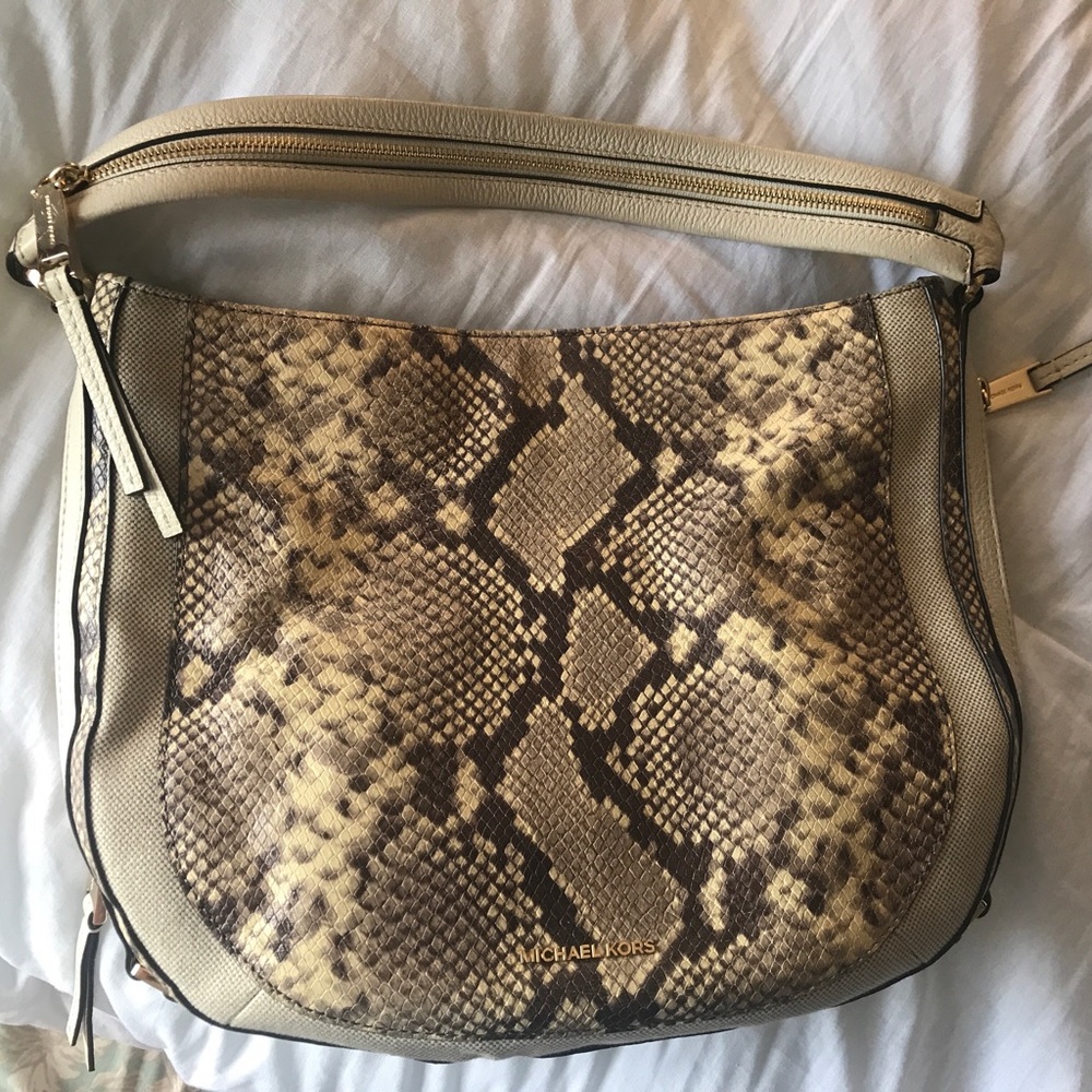MICHAEL Michael Kors Julia Ecru Medium Shoulderbag- Snakeskin pattern